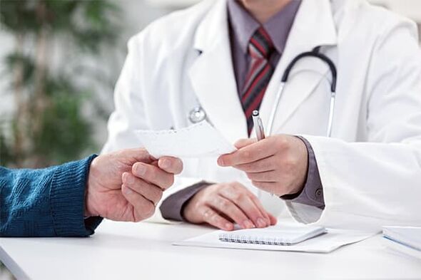 Ο γιατρός δίνει συμβουλές για τη θεραπεία της προστατίτιδας